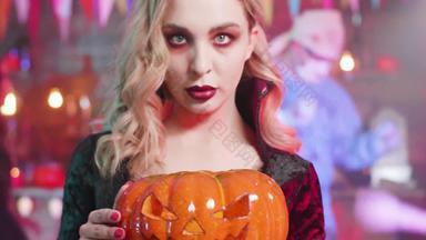 特写镜头拍摄年轻的性感的女人服装吸血鬼万圣节聚会，派对